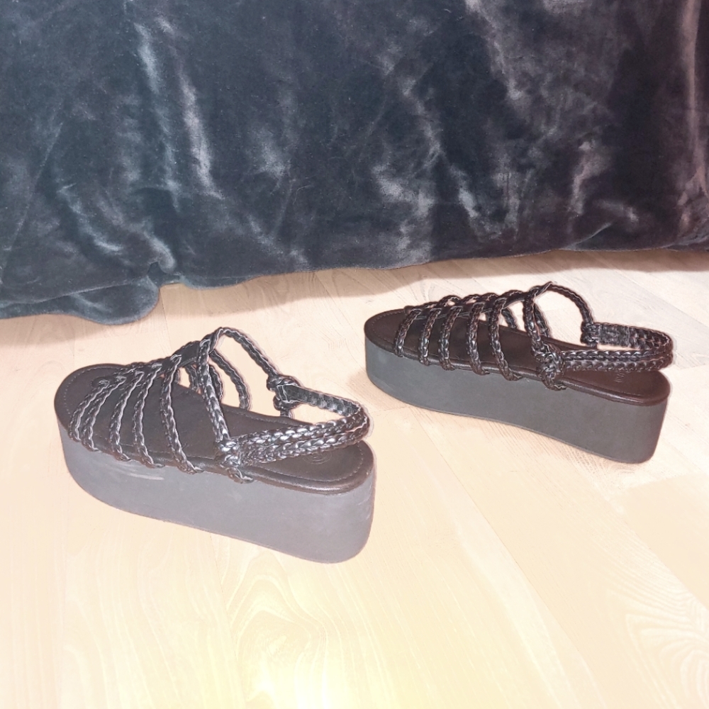 Urban Outfitters size 9 black Platform Sandal